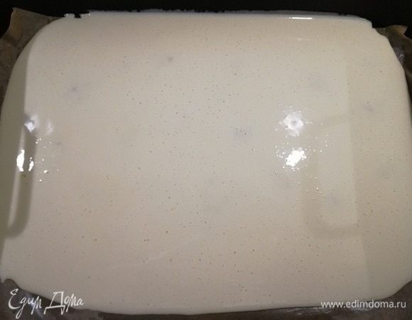 Смешиваем белковую и мучную основы. Противень с цветами вынимаем из холодильника и выливаем полученное тесто поверх цветов. Слегка постучим противнем по столешнице, чтобы не образовались пузырьки на поверхности рулета.