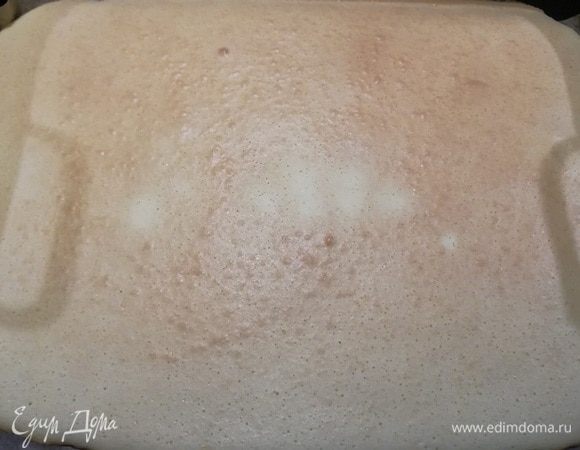 Выпекаем рулет в духовке при температуре 170°C в течение 12 минут. Чтобы рулет получился действительно нежным, очень важно соблюдать температуру и время выпекания.