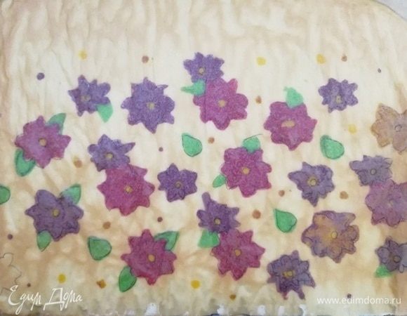 Расстилаем чистое полотенце и переносим рулет с противня. Выкладываем пергаментом вверх.