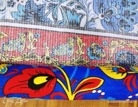 Сворачиваем тесто в рулет вместе с полотенцем. Пусть полежит, пока мы готовим начинку.