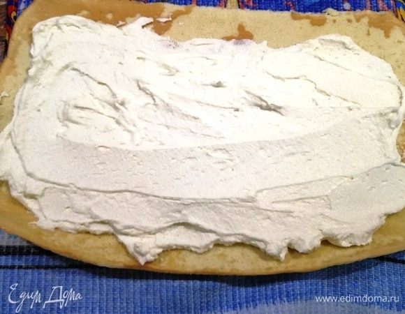 Разворачиваем рулет, наносим начинку на сторону без рисунка.