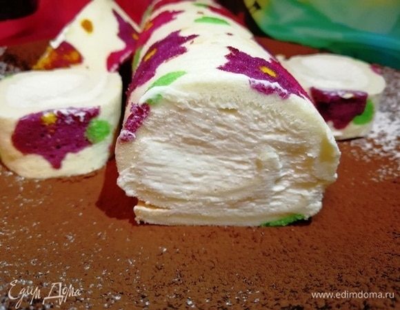 Обрезаем неровные края. Тесто настолько белое и тонкое, что сливается с начинкой.