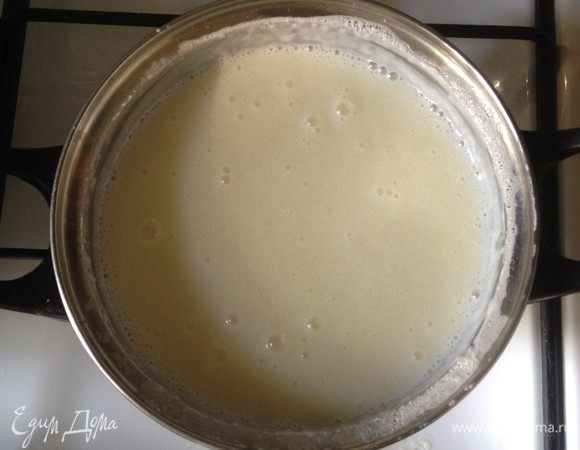 Молоко довести до кипения, убавить огонь и всыпать тонкой струйкой манную крупу, помешивая. Добавить сахар и пакет ванильного сахара, варить 3–5 минут.