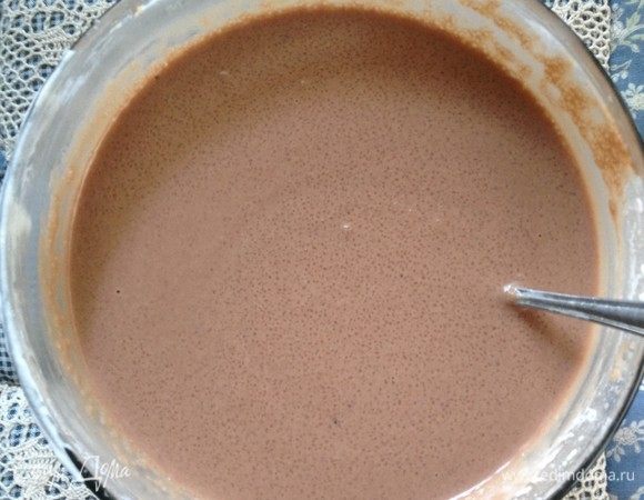 И соединить со взбитыми сливками.