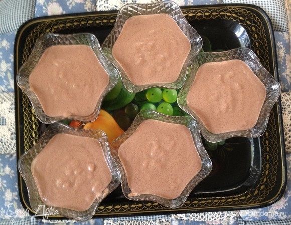 Наполнить кремом красивые формочки и поставить в холодильник.