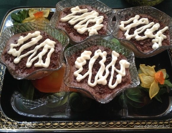 Можно украсить взбитыми сливками.