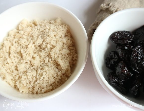 Приготовить соус. Вам потребуется чернослив без косточек и хлебная крошка. С вчерашнего серого хлеба снять корку, затем натереть его на крупной терке.