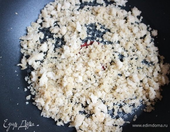 Хлебные крошки слегка обжарить на сливочном масле.