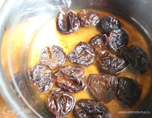 Чернослив разварить в небольшом количестве воды.