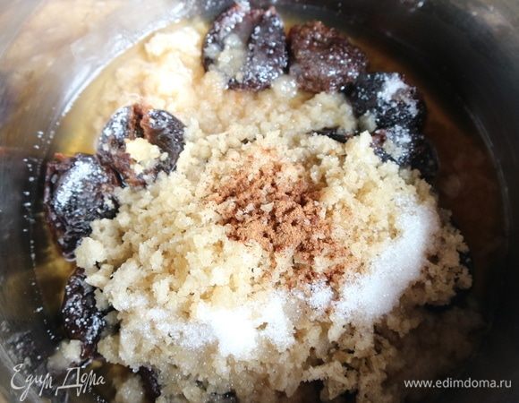 К остывшему черносливу и небольшому количеству жидкости от него добавить хлебную крошку, сахарный песок, корицу. Пропустить смесь через сито. Соус готов.