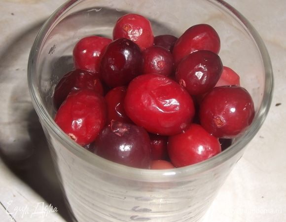 Клюкву разморозить и пробить блендером.