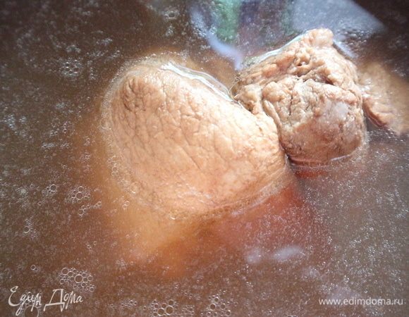 Свинина (здесь шейная часть) отварена. Свинину лучше выбрать для этого блюда с жиром. Я варю свинину в луковой шелухе, с сухими ягодами можжевельника, черным перцем и лавровым листом.