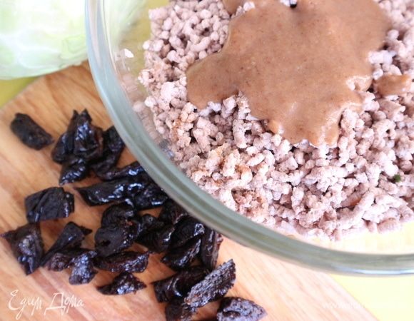 Чернослив крупно порезать. Добавить соус к фаршу.