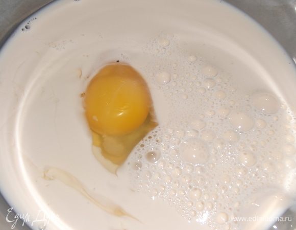 Приготовить тесто. В молоко вбить яйцо, добавить соль, сахар, муку, гашеную соду и растительное масло. Перемешать.