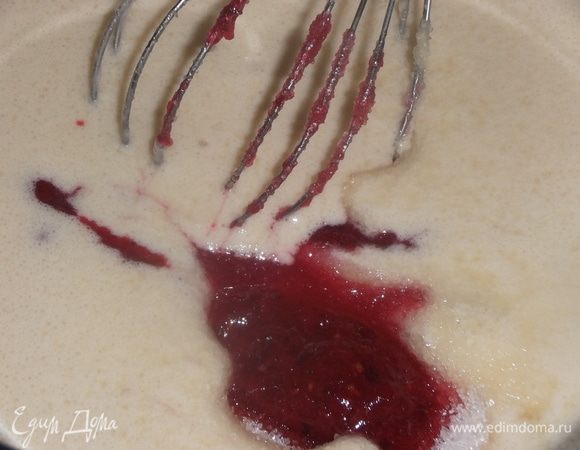 Добавить перемолотую клюкву.