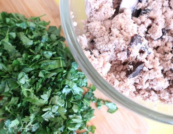 Добавить к фаршу чернослив. Зелень петрушки порубить.