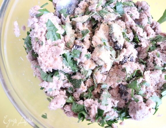 Добавить в начинку воду (бульон), белое сухое вино, мускатный орех, белый свежемолотый перец, соль, петрушку, перемешать. Начинка должна получиться не густая и не жидкая, похожая по консистенции на паштет, или чуть гуще, ее должно быть удобно намазывать на капустный лист.