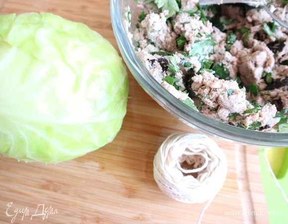 Поставить кипятиться воду в большой кастрюле, добавить соль. Поместить в кастрюлю кочан капусты, убавить огонь, прикрыть кастрюлю крышкой, варить 15 минут. Откинуть капусту на дуршлаг, дать остыть.