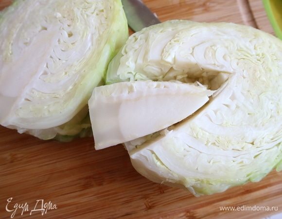 Разрезать кочан пополам, вдоль.