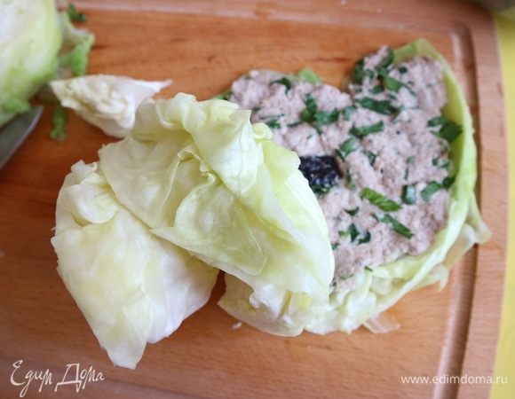 Отогнуть верхний лист половинки кочана, намазать мясной начинкой.
