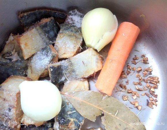 Рыбу распотрошить, поделить на кусочки, промыть. Поместить в кастрюлю с морковью, луком и приправами. Если берете консервы, их добавляем позже, когда сварятся картошка и рис.