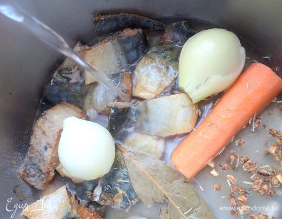 Залить водой и поставить на огонь. Варить бульон до готовности.