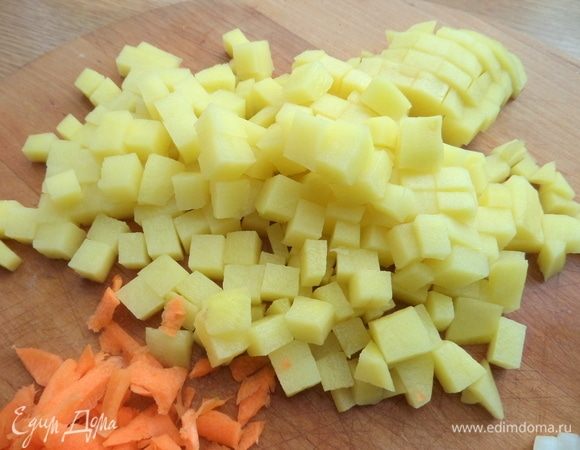 Картофель порубить кубиком.