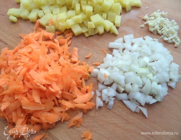 Морковь натереть, лук и чеснок нарезать.