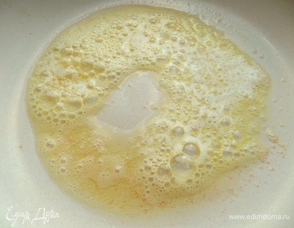 Растопить в сковороде сливочное масло.