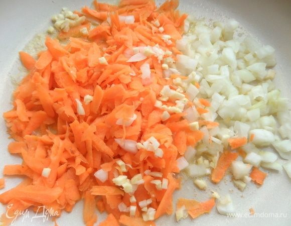 Высыпать в масло овощи.