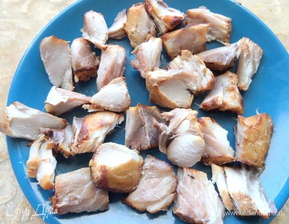 Бульон процедить, рыбу разделить на удобные кусочки.