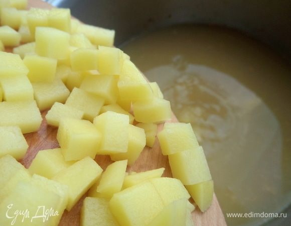 Высыпать картофель в бульон.