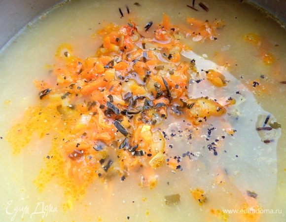 Раскрошить ее вместе с перцем в суп.