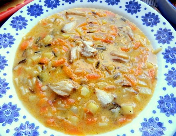 Добавляем кусочки рыбы в кастрюлю или прямо в тарелки.