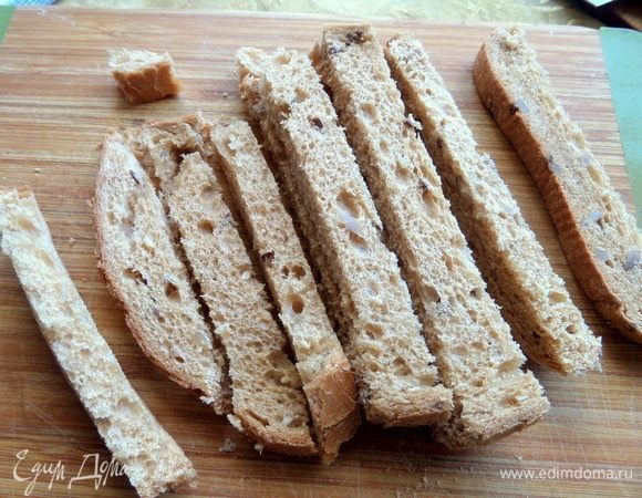 Для сухариков нарезать серый хлеб и обжарить или подсушить.