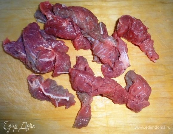 Говядину помыть, обсушить и нарезать тонкими длинными кусочками. Поперчить, сбрызнуть 1 ст. л. масла, перемешать и поставить в холодильник на 1 час.