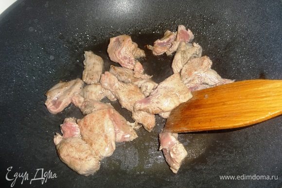 В сковороду налить немного масла. Обжаривать мясо небольшими порциями на сильном огне 2–3 минуты, помешивая. Сложить говядину в кастрюлю.