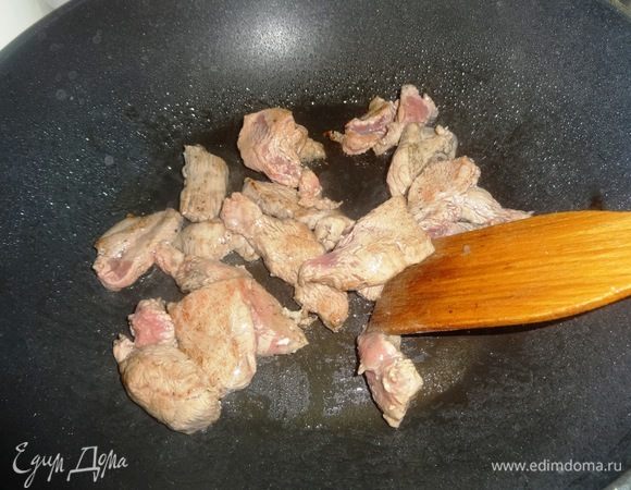 В сковороду налить немного масла. Обжаривать мясо небольшими порциями на сильном огне 2–3 минуты, помешивая. Сложить говядину в кастрюлю.