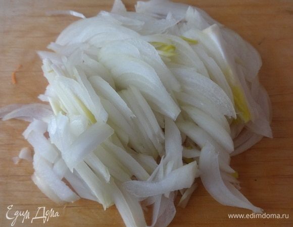 Лук очистить и нарезать длинной соломкой. Обжарить лук на оставшемся масле до золотистого цвета.