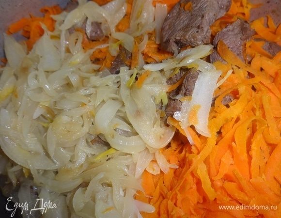 Обжаренные лук и морковь добавить к мясу.