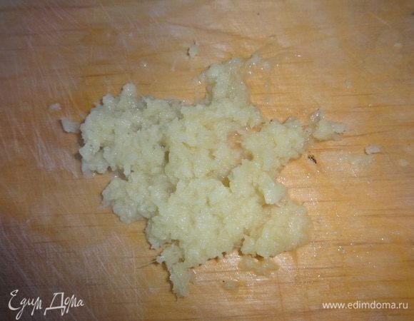 Корень имбиря длиной примерно 3 см почистить от кожицы и натереть на мелкой терке.