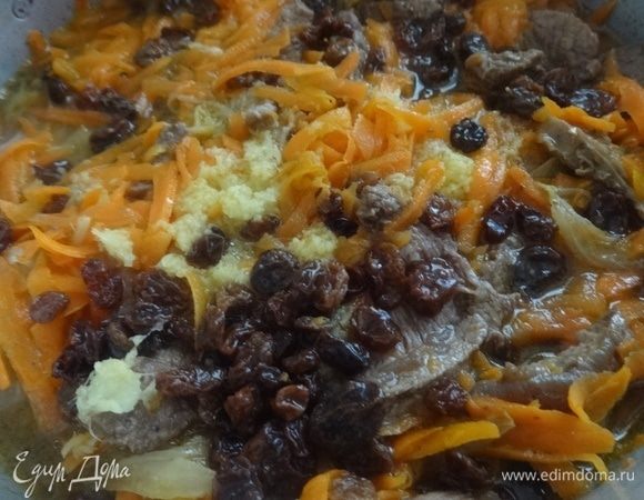 Натертый имбирь и изюм, добавить в кастрюлю с говядиной и овощами.