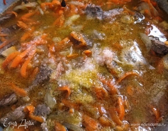 Налить в кастрюлю теплой воды вровень с содержимым, довести до кипения, посолить. Накрыть крышкой и тушить на медленном огне до мягкости мяса.