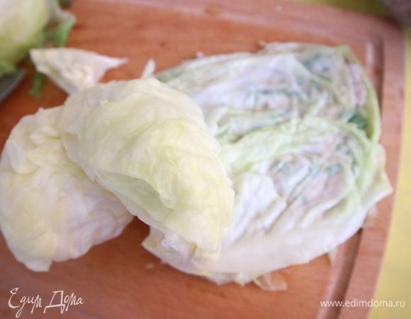 Закрыть начинку капустным листом.