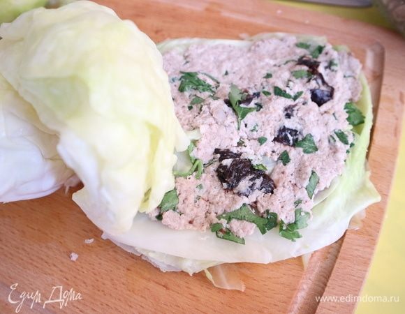 Затем — начинка. Ее следует укладывать плотным слоем.