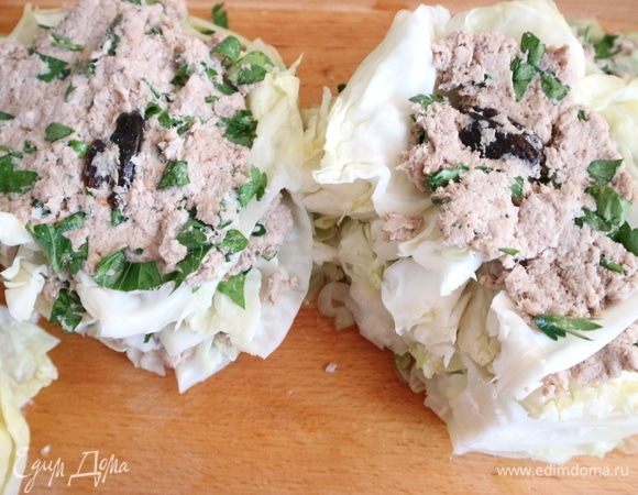 Духовку разогреть до 200°C. Вторую половинку капусты так же наполнить фаршем.