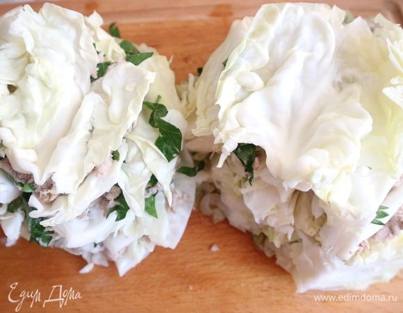 Кочан нафарширован, закрыть капустными листьями, одним слоем. Центральную, небольшую часть капустных листьев не использовать. Они останутся жесткими после небольшой термической обработки.
