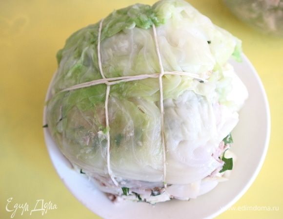 Завязать кочан кулинарной нитью. Обсыпать панировочными сухарями.