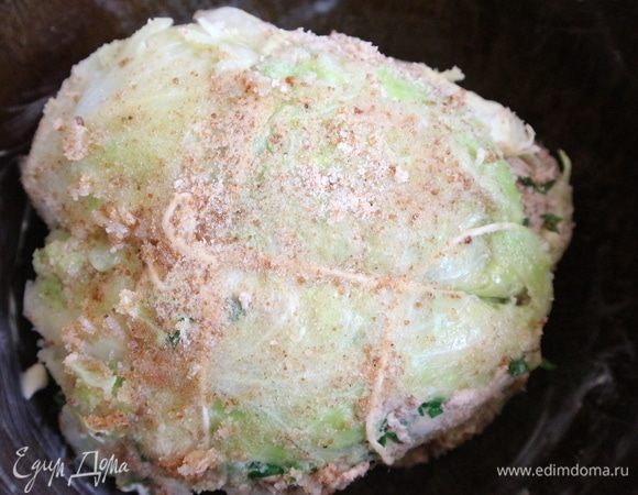 Обжарить немного на сковороде на смеси оливкового и сливочного масла. Поместить в жаропрочную форму, у меня здесь казан, смазанный оливковым и сливочным маслом, округлое дно казана хорошо подходит для приготовления нашего блюда, отправить в духовку на 25 минут.