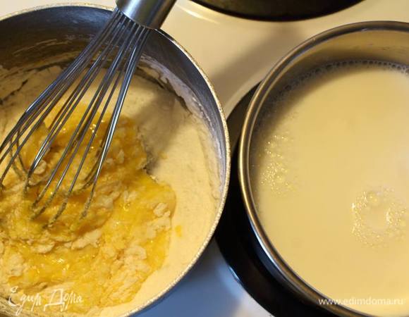 В кастрюле смешать сахар, крахмал и муку. Вмешать яйца. Влить горячее молоко постоянно помешивая венчиком.